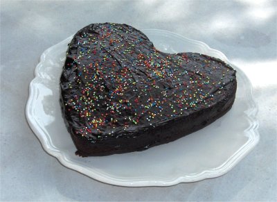 Gâteau au chocolat sans oeufs en forme de coeur